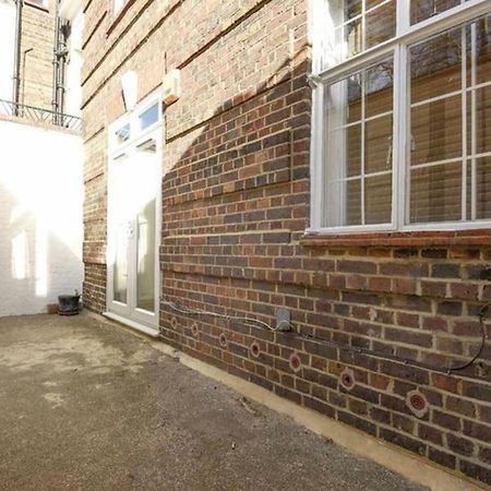 2 Bedroom Apartment Just Off Kings Road ลอนดอน ภายนอก รูปภาพ